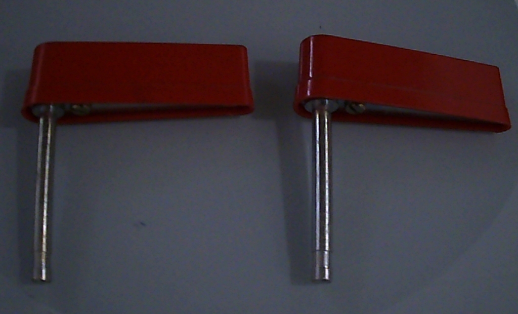 PALETTA FLIPPER IN PLASTICA ROSSA E ALBERO