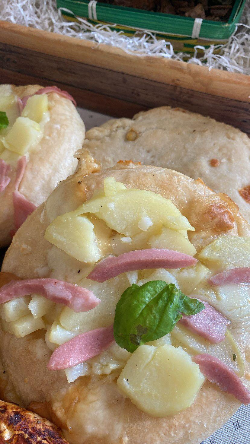 Pizza patate e prosciutto cotto