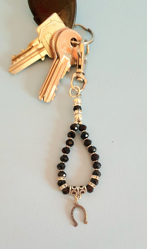 Portachiavi nero con portafortuna